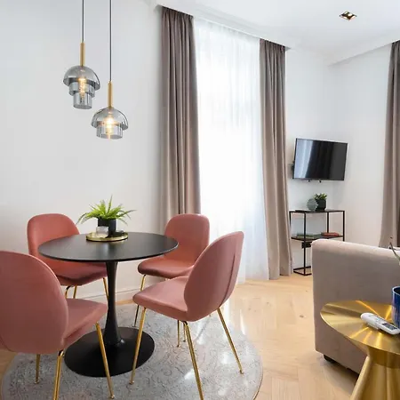 Apartment Pierrot & Pierrette Gajeva 6 *